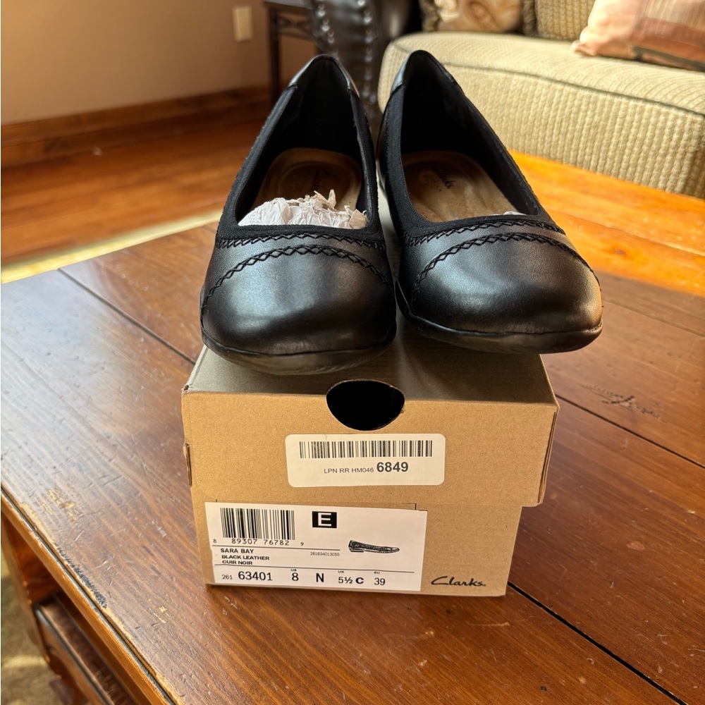 Clarks Women's Black Flats size 8N.